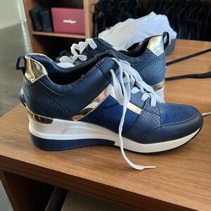 NWOT IMÁN WEDGE SNEAKERS